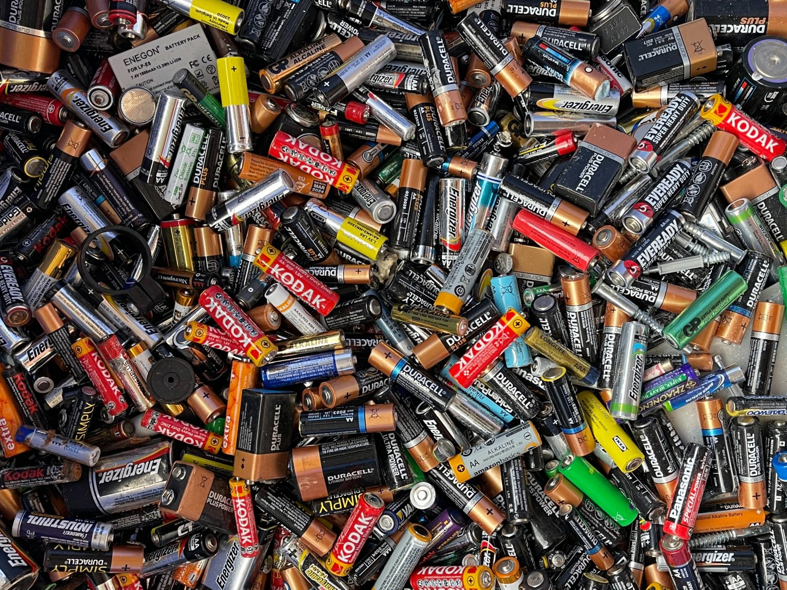 Battericellstillverkning med produktionslinje och katodpulver i industrimiljö