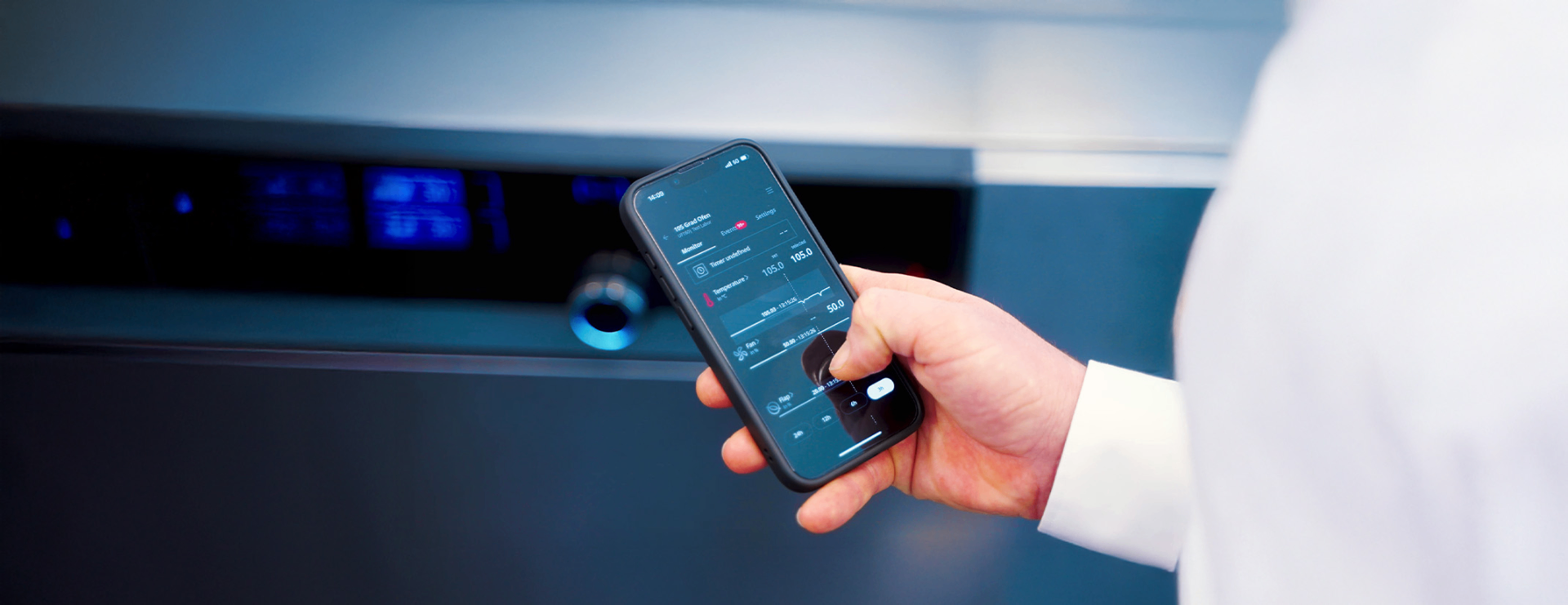 Operatör styr Memmert klimatkammare via AtmoCONTROL-appen i mobilen